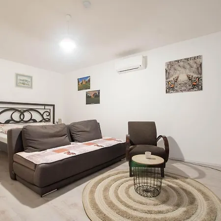 Uprostred Zelene Apartment *